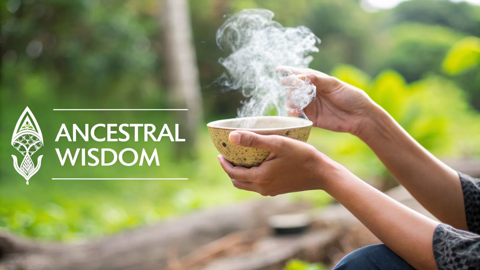 Die Hände einer Person halten eine dampfende Schale vor einem natürlichen grünen Hintergrund mit dem Text „Ancestral Wisdom“.