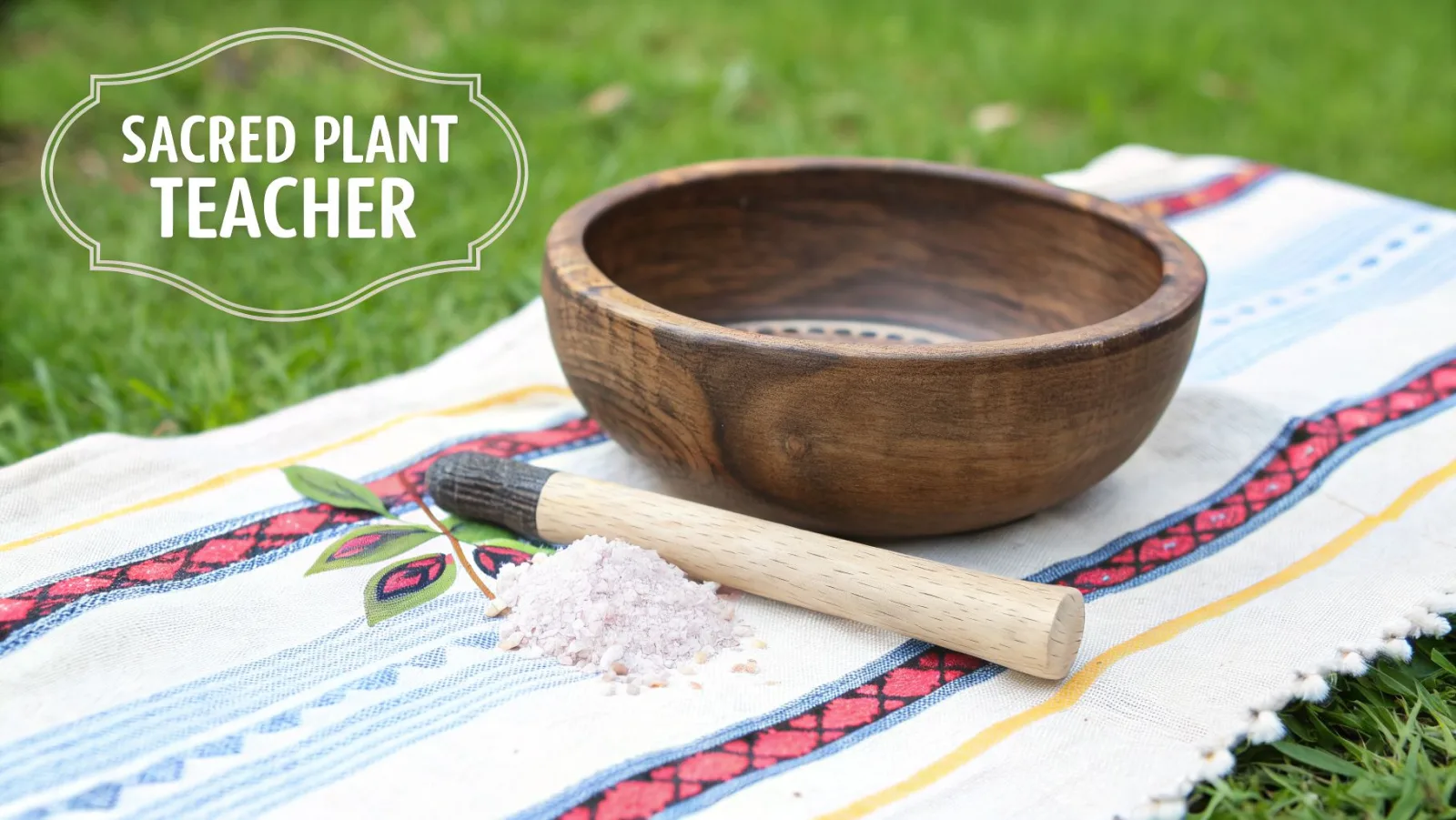 Eine Holzschale, ein Stößel und rosa Salz auf einem gemusterten Tuch auf grünem Gras, mit dem Text „SACRED PLANT TEACHER“.