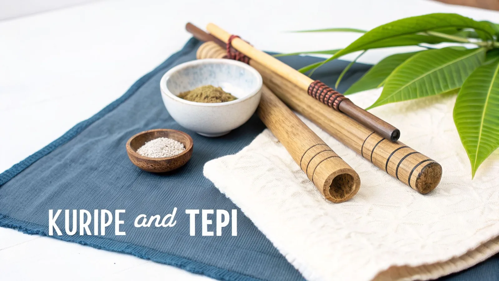 Traditionelle schamanische Kuripe- und Tepi-Werkzeuge mit Rapé-Pulver und heiligen Samen auf Tüchern.